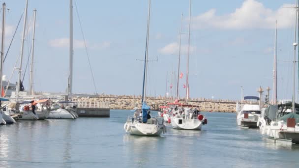 Jachtverhuur in marina — Stockvideo