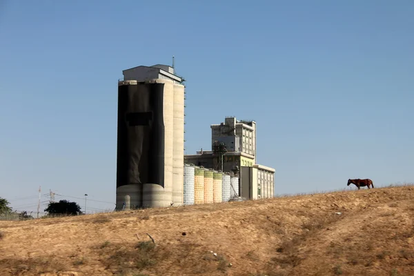 Elevador de grano grande en la parte norte del desierto de Negev — Foto de Stock