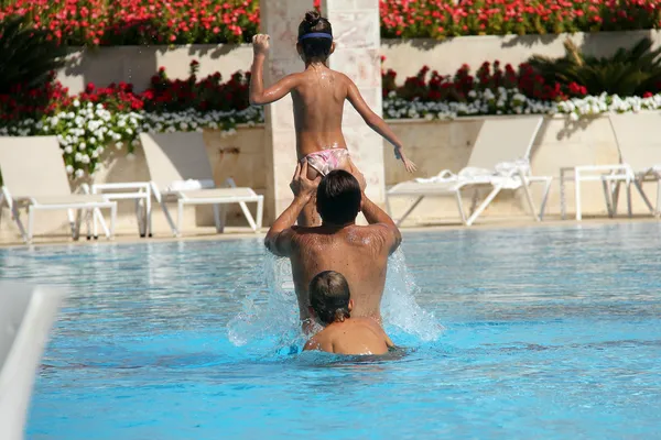 Vader speelt met de kinderen op het water — Stockfoto