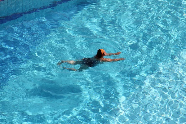 Mujer mayor nadando en una piscina — Foto de Stock