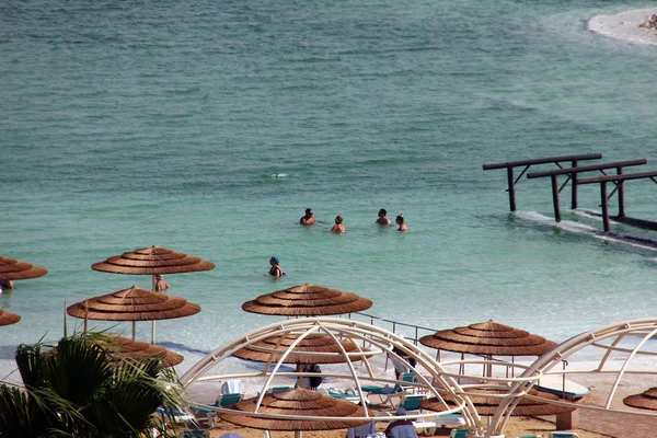 Groep van toeristen nemen waterbehandelingen op de dode zee — Stockfoto