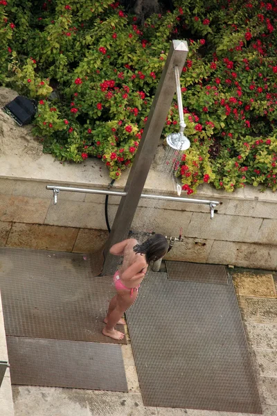 Petite fille essaie de prendre une douche — Photo