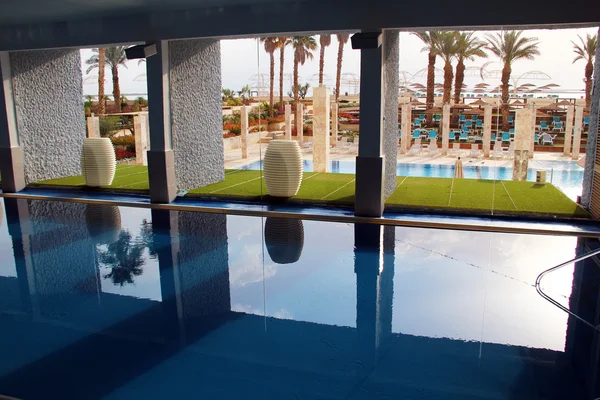 Piscina con acqua minerale del Mar Morto — Foto Stock