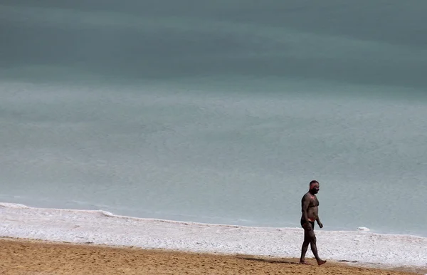 Caucásico hombre tomando barro tratamiento al aire libre por mar Muerto  . —  Fotos de Stock