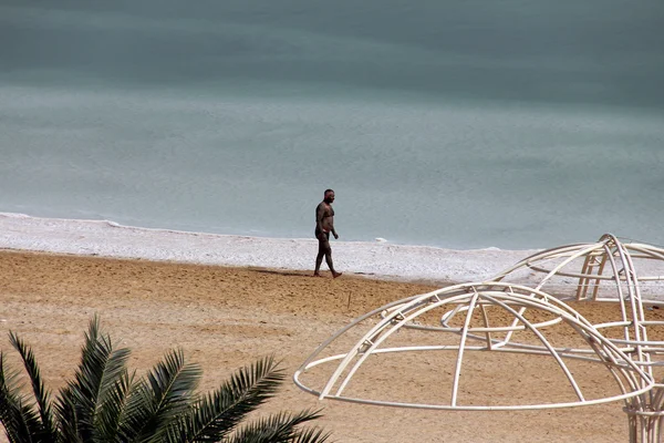 Caucasiano homem tomando tratamento de lama ao ar livre pelo mar Morto  . — Fotografia de Stock