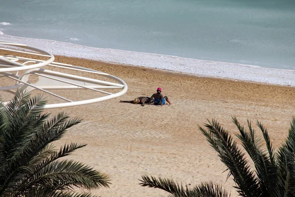 Jong koppel modder behandeling buiten door dode zee nemen. Neve zoar, Israël. — Stockfoto