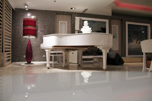 Piano de cauda branco — Fotografia de Stock