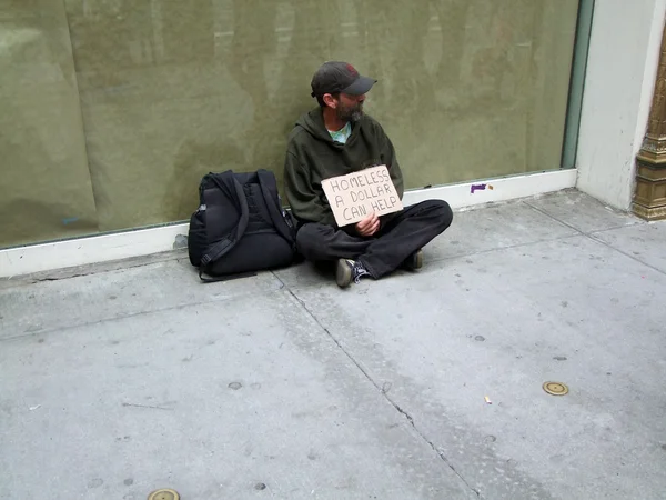 Homeless man on Fifth Avenue. Manhattan. NY — Stock Photo, Image