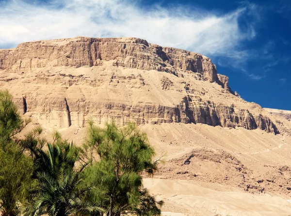 Berg auf blauem Himmel Hintergrund — Stockfoto