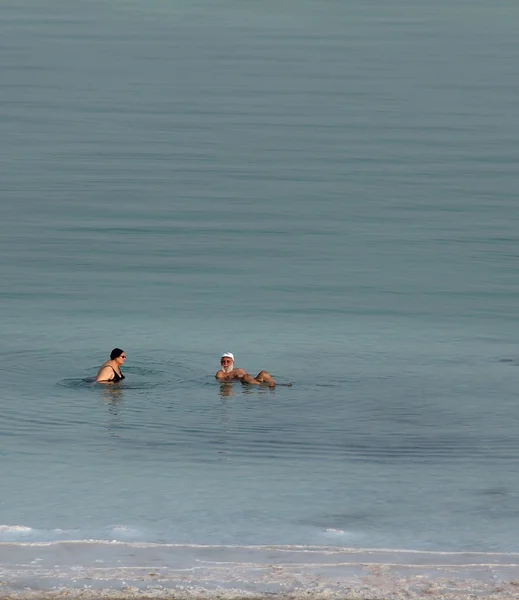 Groep van toeristen nemen waterbehandelingen op de dode zee — Stockfoto