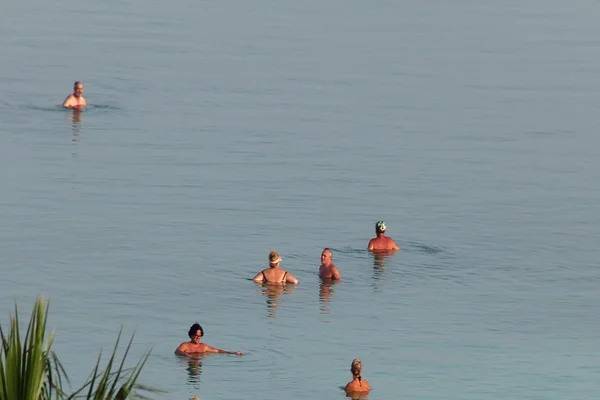 Grupo de turistas toman tratamientos de agua en el Mar Muerto — Foto de Stock