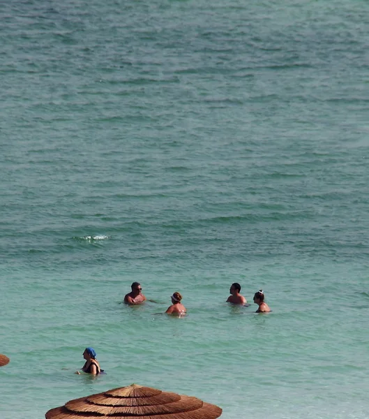 Touristengruppe nimmt Wasserbehandlungen am Toten Meer — Stockfoto