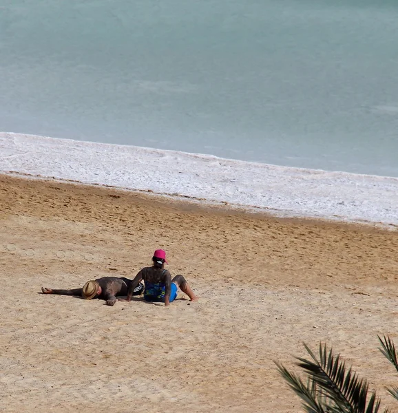 Jovem casal tomando tratamento de lama ao ar livre no dia de verão pelo mar Morto — Fotografia de Stock