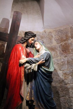 Dolorosa. Ermeni Katolik Kilisesi. Dördüncü istasyon çarmıhı Golgota için delik İsa, kes. Jerusalem, İsrail.