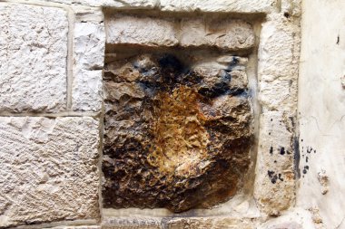 Dolorosa. İsa'nın elini izle. İsa Mesih, kim çarmıhı Golgota için delik beşinci istasyonu durdurun. Jerusalem, İsrail.