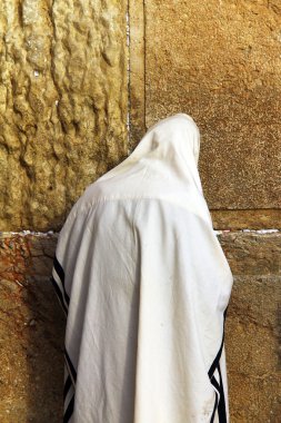 Yahudi tapan ağlama duvarı dua ediyor.