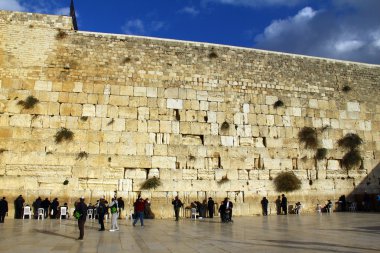 Jerusalem, İsrail - 9 Aralık 2013: Yahudi tapan prays ağlama duvarı önemli bir dini Yahudileri kış