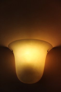 boyalı duvar eski cam lamba