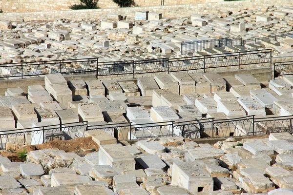 Jerusalem, Israël - december 9,2013: oude Joodse begraafplaats op de Olijfberg bij winter — Stockfoto