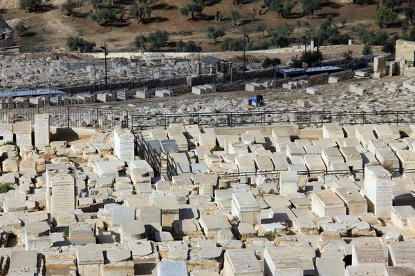 JERUSALEM, ISRAEL - DEZEMBRO 9,2013: Antigo cemitério judaico no Monte das Oliveiras no inverno — Fotografia de Stock