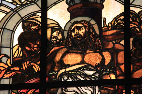 Janela de vidro manchado na Igreja da Flagelação e a segunda estação parar Jesus Cristo na Via Dolorosa — Fotografia de Stock
