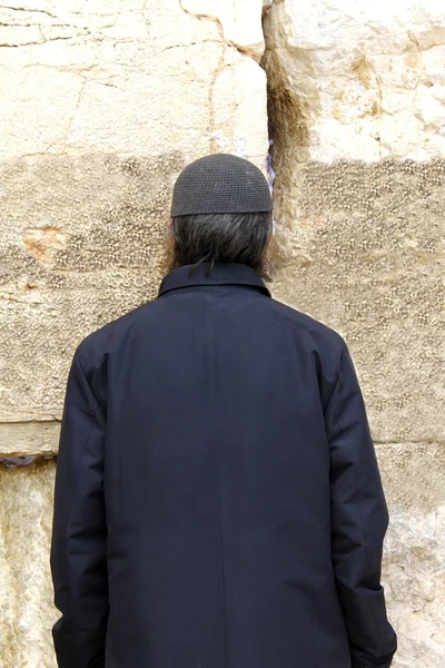 Cultor judeu reza no Muro das Lamentações um importante local religioso judeu no inverno em Jerusalém, Israel — Fotografia de Stock