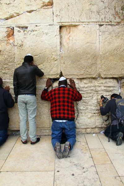 Jerusalem, Israël - 9 december: Joodse worshiper bidt op de Klaagmuur een belangrijke Joodse religieuze site op winter op 9 december 2013 in Jeruzalem, Israël — Stockfoto