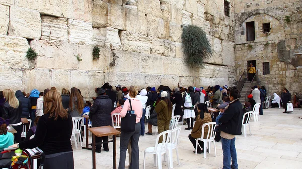 JERUSALEM, ISRAEL - 9 DE DEZEMBRO DE 2013: Mulheres judias adoradoras rezam no Muro das Lamentações um importante local religioso judaico no inverno — Fotografia de Stock