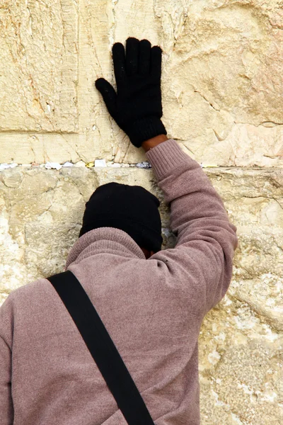 Cultor judeu reza no Muro das Lamentações um importante local religioso judeu no inverno em Jerusalém, Israel — Fotografia de Stock