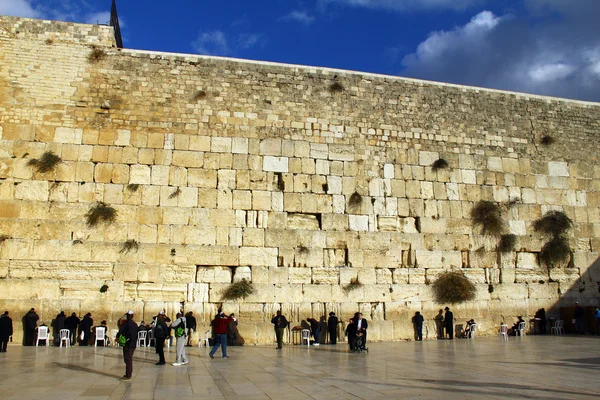 JERUSALEM, ISRAEL - 9 DE DICIEMBRE DE 2013: El adorador judío reza en el Muro de los Lamentos un importante lugar religioso judío en invierno — Foto de Stock
