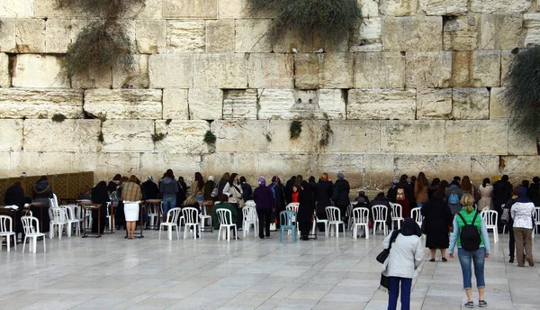 Jerusalem, israel - den 9 december, 2013: judiska kvinnor dyrkar be vid klagomuren en viktig judisk religiös plats på vintern — Stockfoto