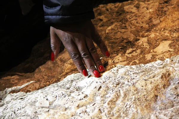 Ręka na kamień w Kościół wszystkich narodów. Jerozolima. Izrael — Zdjęcie stockowe
