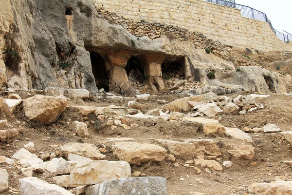 Prastaré hrobky, jeskyně v Nachal Kidron v Jeruzalémě, Izrael — Stock fotografie