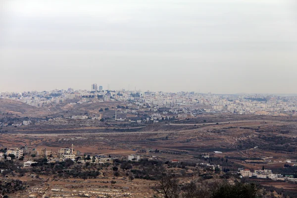 Pohled na bezpečnostní plot a Ramalláhu od hory prorok Samuel — Stock fotografie