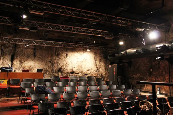 JERUSALEM, ISRAEL - 10 DE DICIEMBRE DE 2013: Pequeño teatro moderno en una cueva cerca de la antigua estación de tren — Foto de Stock