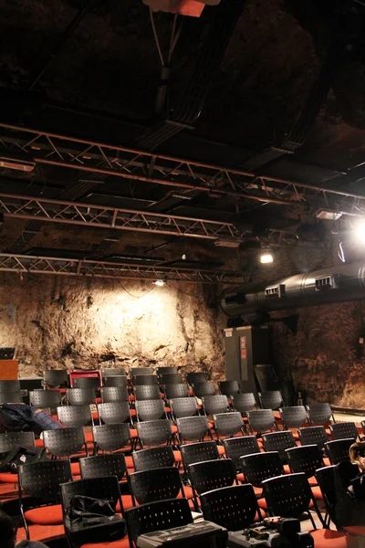 JERUSALEM, ISRAEL - 10 DE DICIEMBRE DE 2013: Pequeño teatro moderno en una cueva cerca de la antigua estación de tren —  Fotos de Stock