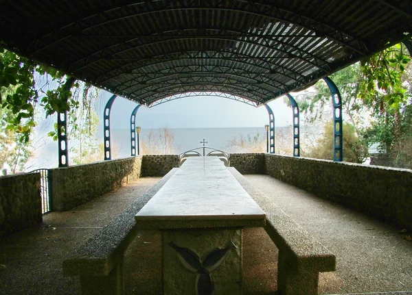 Zee van Galilea. stenen tafel onder de luifel — Stockfoto