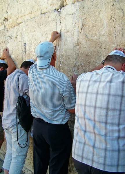 JERUSALEM, ISRAEL - 10 DÉCEMBRE : Les fidèles juifs prient au Mur des Lamentations un important site religieux juif le 10 décembre 2013 à Jérusalem, Israël — Photo