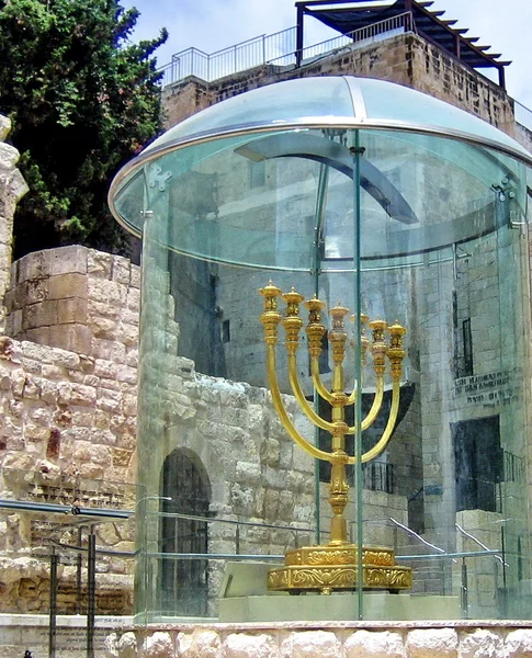 예루살렘, 이스라엘에 있는 황금 메노라 — 스톡 사진