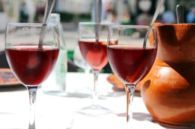 bir kadeh sangria ve seramik sürahi