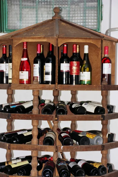 Interior restoran kecil dengan rak botol anggur kayu asli — Stok Foto