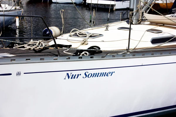 Yacht de luxe au printemps dans la marina — Photo