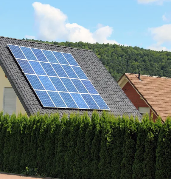 Los paneles solares permiten la producción de energía limpia — Foto de Stock