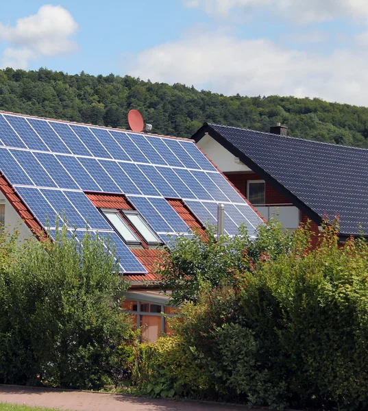 Les panneaux solaires permettent la production d'énergie propre — Photo