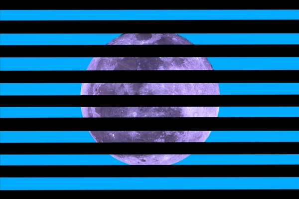 Luna sobre fondo azul detrás de una rejilla negra — Foto de Stock