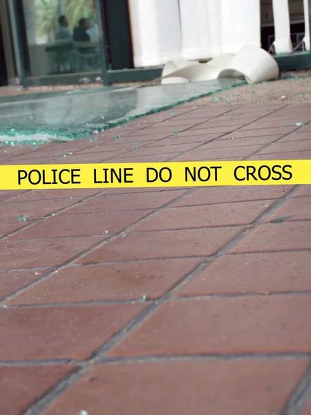 Polis değil çizgisini işaret bandı üzerinde arka bina patlama nedeniyle zarar görmüş — Stok fotoğraf