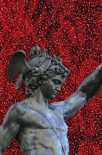 Perseus hält den Kopf der Medusa auf rotem abstrakten Hintergrund, Blüte — Stockfoto