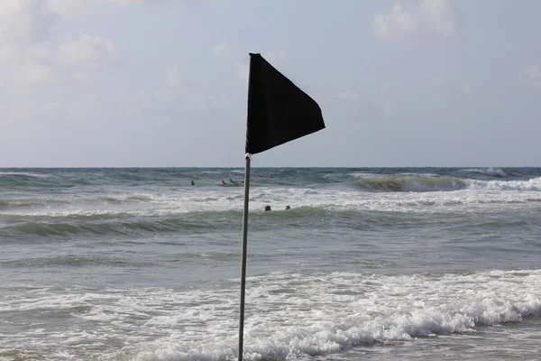 Fekete zászló a strandon — Stock Fotó