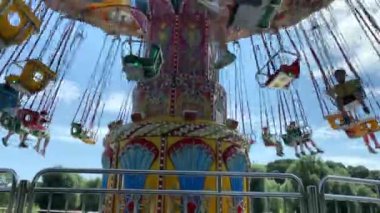 Münih, Bavyera, Almanya - 25 Temmuz 2021: Olimpiyat parkında Büyük Renkli Atlıkarınca, 4K