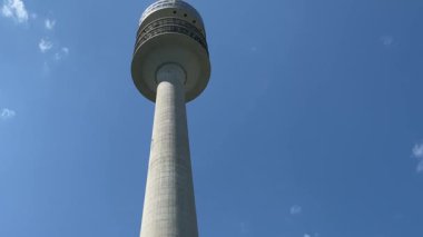 Münih, Almanya. Olimpiyatlar toplam 291 metre yüksekliğe ve 52.500 ton ağırlığa sahiptir. 190 metre yükseklikte bir gözlem platformu var. 4K